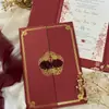 Convite de casamento de luxo estilo chinês com caracteres "feliz" estampados em ouro, envelope com relevo de rosa vermelha, convite para banquete de casamento bilíngue chinês-inglês