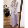 Um Conjunto Completo de Inverno Que Parece Reduzir a Idade, Super Estiloso e Único. Um Lindo Conjunto de Duas Peças de Suéter e Saia com uma Vibração Relaxada e Solta