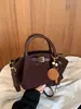 Bolso de mano retro de nicho súper popular para mujer, nuevo bolso tote pequeño cruzado versátil de verano 2026 para el trabajo y los desplazamientos