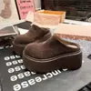 Outono 2026 Novo Estilo Outono e Inverno Plataforma Pelúcia Quente Solado Grosso Slip-On Tamancos para Pessoas Baixas