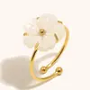 Anillo Abierto de Flor de Concha Blanca Transfronterizo Europeo y Americano Acero Inoxidable Chapado en Oro de 18 Quilates Elegante Retro Estiloso Joyería de Mano de Alta Gama