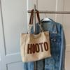 Bolso de mano de gran capacidad para mujer, bolso de hombro con diseño de nicho, popular en otoño e invierno de 2024.