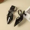 Sandalias versátiles de tacón bajo y punta con tira trasera, un diseño hermoso y moderno de estilo francés, y un look sexy de punta cerrada, perfectas para el verano de 2026