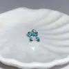 Pendientes de Cruz de Diamantes de Color Plateado de Alta Gama de Moda para un Público Específico con un Sentido de Sofisticación, Pendientes Modernos y Versátiles