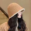 8327 otoño e invierno lindo oso sombrero cálido cara pequeña protección para las orejas sombrero de punto de lana moda coreana sombrero con cordón para mujer