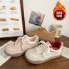 Zapatos blancos de suela gruesa con forro polar Explosions para mujer, zapatillas retro cálidas de invierno 2024, nuevos zapatos de algodón de nicho para todo tipo de combinaciones.