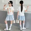 Conjunto de Dos Piezas para Niñas de Verano: Camiseta de Dibujos Animados Elegante y Moderna con Lazo y Falda Corta de Encaje para Niños Mayores