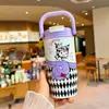 Botella de agua aislada de dibujos animados en colaboración con Sanrio Hello Kitty, diseño lindo y elegante para niñas, con un asa para llevarla fácilmente