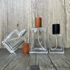 En stock B143-30ml50ml100 ml Botella de perfume de vidrio cuadrada con rosca, subenvasado cosmético, botella vacía con atomizador