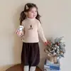 Estilo Coreano para Niñas Pequeño Bordado de Conejo con Felpa Gruesa Capa Base Superior Otoño Invierno 2026 Nuevo Top Elegante para Niñas Pequeñas