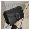 Venta al por mayor transfronteriza de bolsos de cadena de lujo ligeros de alta gama para mujer; bolsas pequeñas cuadradas nuevas, a la moda y únicas, adecuadas para ir al trabajo; bolsos de hombro y bolsos cruzados