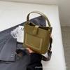 Nova bolsa pequena portátil retrô para mulheres 2023 nova moderna bolsa de ombro com alça larga elegante bolsa transversal tipo balde