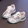 Zapatos Deportivos para Niñas 2026 Nuevo Malla Transpirable Suela Suave Antideslizante Velcro Hello Kitty Lindo Rosa Versátil Ligero