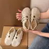 Sapatos Mary Jane de tiras cruzadas em estilo descontraído para mulheres, novo modelo de verão 2026, sapatos de salto quadrado vazados confortáveis, sapatos casuais off-white