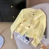 Cardigã de tricô doce com torção, estilo coreano, para primavera e outono, com gola redonda, botões coloridos em formato de coração e design de laço, suéter versátil para mulheres