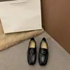 Primer Encuentro: Mocasines estilo británico con detalles de hebilla, nueva colección otoño 2026, zapatos slip-on de punta cuadrada