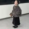 Roupa infantil 2026 inverno novo estilo jaqueta saia de lantejoulas para crianças maiores jaqueta de inverno top fofo estilo moderno