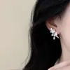 Brincos de Flor de Íris Branca com Zircônia e Esmalte Gotejado Prateados para Mulheres 2026 Novos Brincos Mais Vendidos de Alta Qualidade Acessórios de Orelha Muito Bonitos