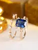 Estilo Corte Retro Piedra Principal Azul Profundo Anillo Dividido Exquisito Diamantes Brillantes Lujo Ligero Decoración Combinada para Mujer