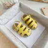 Sandalias de Diadema de Moda para Niños 2026 Verano Nuevas Sandalias Tipo Birkenstock Estilo Coreano para Niñas Zapatos de Playa de Suela Suave para Niños Modernas