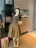 Camiseta listrada color block de manga comprida estilo garota ousada para mulheres, camisa básica curta vintage chique de outono para mulheres baixinhas