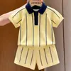 Ropa infantil coreana 2026 verano nuevo conjunto de punto a rayas amarillas camisa de punto de manga corta con cuello Polo y pantalones cortos para niños