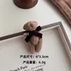Broche de Oso Peluche Hecho a Mano Muñeco de Dibujos Animados Broche de Terciopelo con Lazo Accesorios para Ropa Exterior Bolsos Ramillete