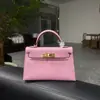 Mini bolso Kelly cosido a mano con hilo encerado de patrón de lagarto, forro de piel de vacuno de plena flor, detalles tachonados a mano de piel de oveja y herrajes de acero completo