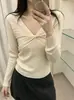 Camiseta básica de punto de manga larga para mujer, nuevo diseño de otoño e invierno, suéter ajustado con nudo retorcido en V, top elegante y adelgazante