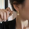 Pendientes de bola de ojo de gato dorados, pendientes de hebilla de oreja vintage de moda, accesorios de oreja ligeros de lujo, diseño de nicho, clip de oreja avanzado