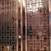 Pantalla geométrica de acero inoxidable con diseño calado, utilizada como mampara en vestíbulos de hoteles y oficinas de ventas, ofreciendo una estética de lujo ligero.; pantalla metálica hecha a medida para proyectos arquitectónicos