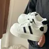 Zapatillas blancas de velcro para niñas con suela gruesa, zapatos blancos de estudiante, para niñas mayores, mocasines que aumentan la altura, nuevos estilos de primavera y otoño