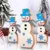 Artículo de Venta Caliente Transfronterizo en Stock para Entrega Inmediata: Adorno de Madera de Muñeco de Nieve Navideño con Bufanda de Cuadros Blancos y Negros y Sombrero Azul, Decoración de Atmósfera Festiva