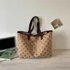 Bolsa de verão de grande capacidade para mulheres, com textura semelhante a camurça e estampa de bolinhas, adequada para a escola, versátil para estudantes e uma bolsa tote prática para o dia a dia.