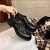 Mocasines de Cuero Texturizado de Piel de Caballo con Doble Hebilla, Punta Redonda, Tacón Grueso, Altura Aumentada, Versátiles, Estilo Británico para Mujer, Nuevo Modelo para Otoño/Invierno 2026