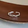 Anel torcido trançado minimalista estilo coreano para mulheres, modelo novo com textura única, anel aberto ajustável para o dia a dia