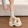 Sandalias cerradas para mujer 2025 nuevo verano súper populares Mary Jane zapatos de playa sandalias y chanclas de doble uso zuecos de suela gruesa