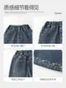 Colección de otoño para niñas Xiaofei: nuevos estilos de pantalones de mezclilla lavada para niños mayores, con bordados de moda y un diseño moderno de pierna ancha