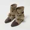 Novas botas Martin de retalhos para o outono de 2026, botinhas de tornozelo retrô com laço e bico fino, botas western versáteis e que afinam a silhueta para mulheres