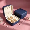 Caja de joyería de cuero PU lista para exportar, caja de almacenamiento de accesorios portátil para tres anillos de oro, collares y accesorios de mano