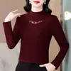 Nova blusa de moda retalhada com vazados para outono e inverno para mulheres, nova camisa base solta de manga comprida com gola semi-alta, top estiloso para mulheres