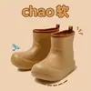 Las botas de lluvia para mujer estilo padre-hijo de la fábrica de zapatos Qidan son adecuadas para todas las estaciones, impermeables, modernas, aptas para estudiantes, con suelas gruesas, antideslizantes, de caña corta, tipo Martin para mujer