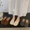 Mules fechadas estilo Birkenstock com entalhe vazado para mulheres, calçado de verão para uso externo, novo modelo 2026, sandálias perfuradas slip-on com sola macia