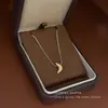 Colar Croissant Estilo Coreano em Aço Titânio para Mulheres, Moderno e Único, Gargantilha Longa de Alto Padrão, Luxo Leve, Corrente Simples e Elegante para Suéter