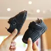 Sapatos casuais de couro com fecho de velcro e sola antiderrapante para bebês (meninos e meninas) de 0 a 1 ano, novos para primavera e outono, com som de chiado