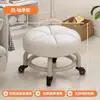 Banqueta Pequena Giratória com Rodas, Banqueta Móvel para Sala de Estar, Banqueta Baixa para Limpeza de Cantos, Banqueta para Limpar o Chão, Cadeirinha para Criança Pequena, Banqueta para Trocar Sapatos