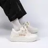Zapatillas Universales Invisibles para Aumentar la Altura Zhq-Hy1015 Verano Retro Nicho Zapatos de Hombre Blancos con Suela Gruesa para Aumentar la Altura para Hombres