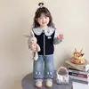 Conjunto de outono 2026 para meninas, novo conjunto de tricô com colete, roupas infantis estilo coreano, moderno e estiloso para primavera e outono