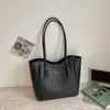 Bolsa de palha versátil popular, nova bolsa de ombro da moda super tendência de grande capacidade para o dia a dia, bolsa transversal casual vintage para mulheres