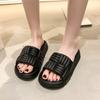 Pantuflas a Cuadros para Mujer con Sensación de Caca Nuevas Verano y Otoño 2025 Sandalias de Playa Antideslizantes de Suela Gruesa que se Pueden Usar Afuera